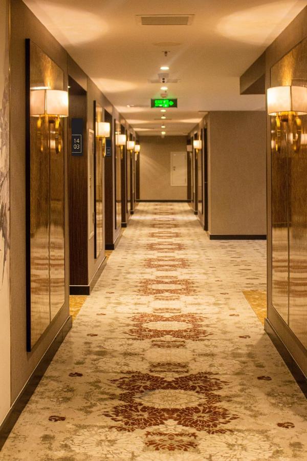 Diamond Stars Ben Tre Hotel Buitenkant foto A corridor in a hotel