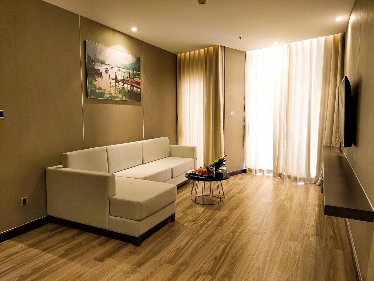 Diamond Stars Ben Tre Hotel Buitenkant foto A living room with vinyl flooring
