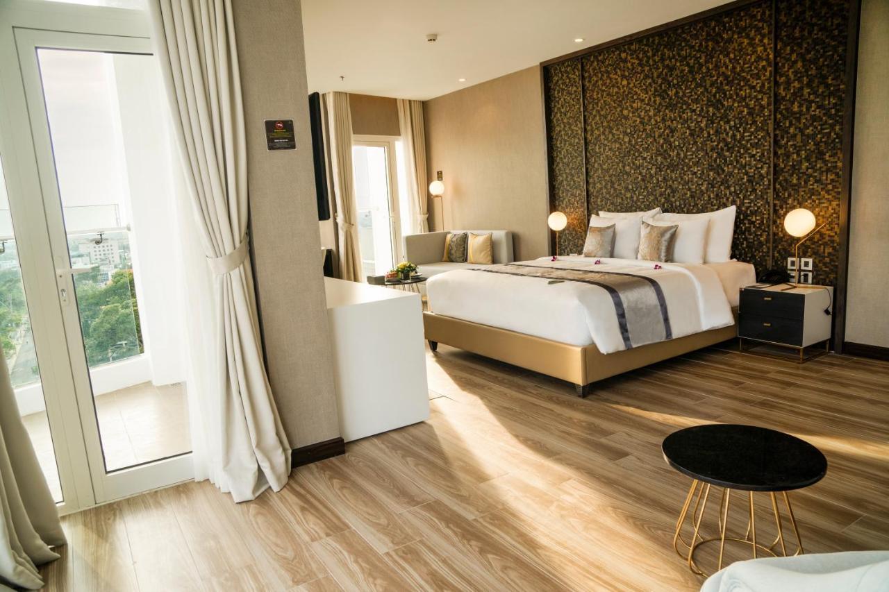 Diamond Stars Ben Tre Hotel Buitenkant foto A bedroom at the hotel