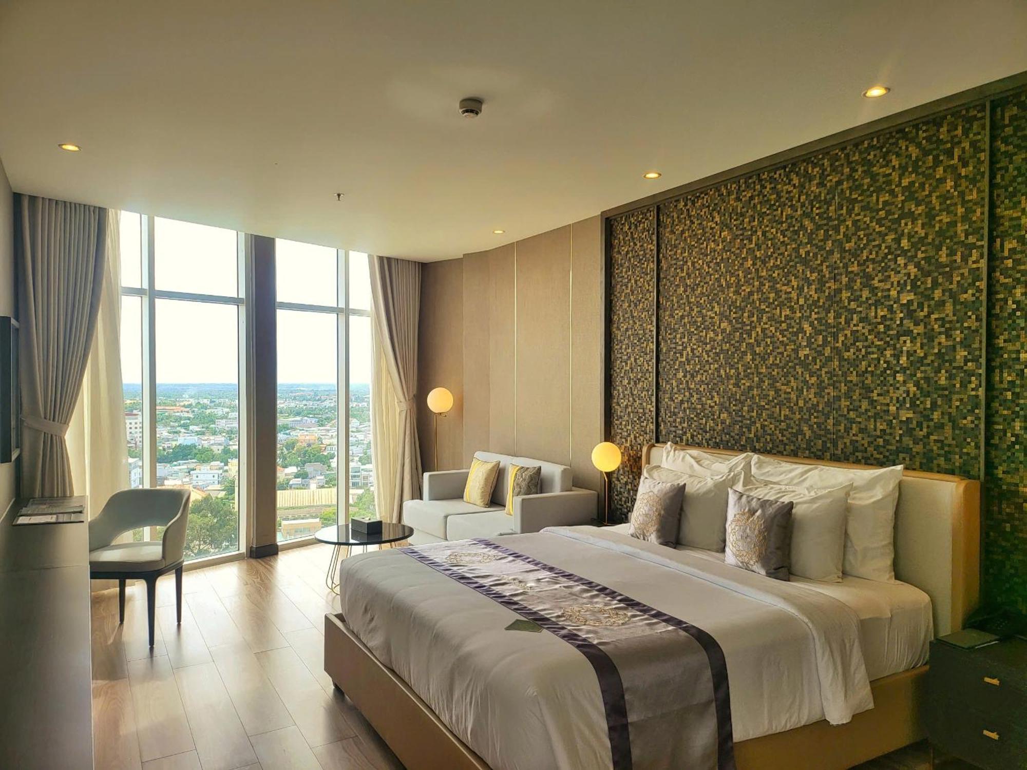Diamond Stars Ben Tre Hotel Buitenkant foto Deluxe Suite