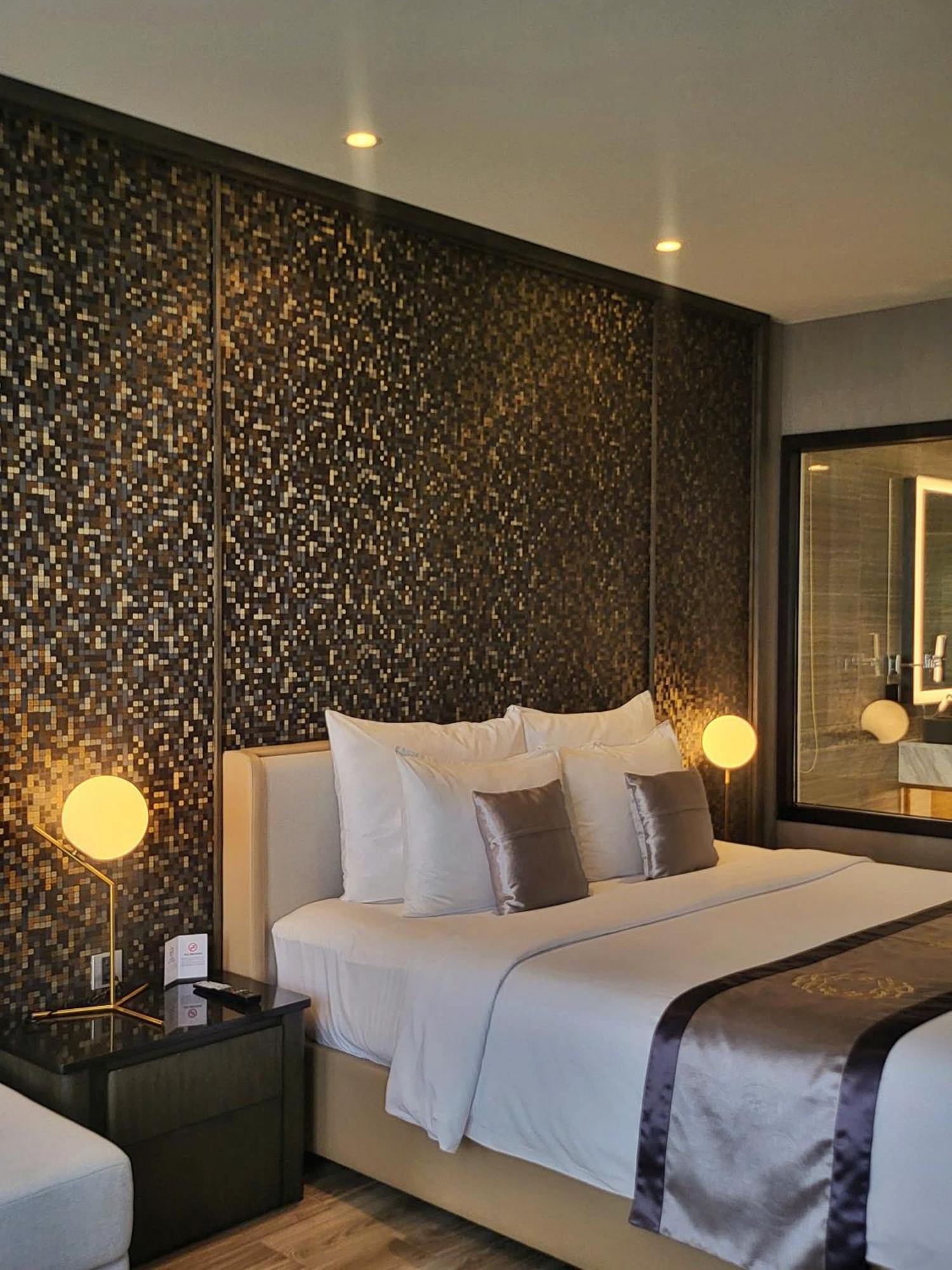Diamond Stars Ben Tre Hotel Buitenkant foto A bedroom at the hotel