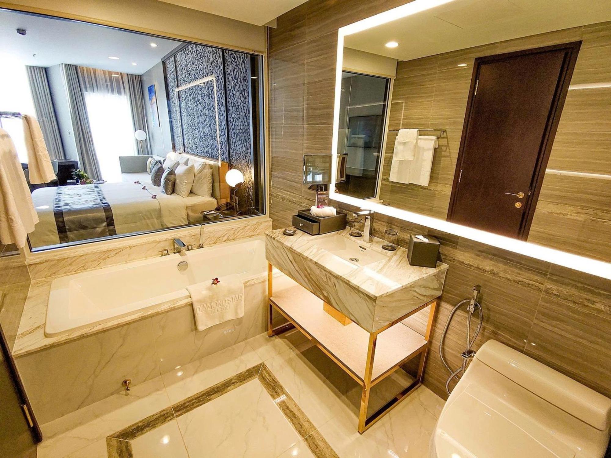 Diamond Stars Ben Tre Hotel Buitenkant foto Bathroom