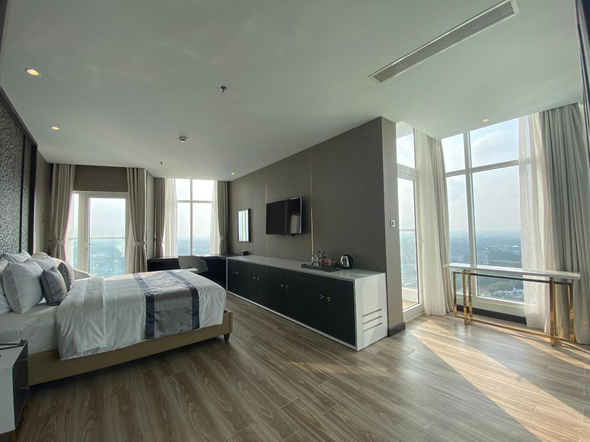 Diamond Stars Ben Tre Hotel Buitenkant foto A bedroom at the hotel